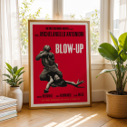 El póster de la película Blow Up presenta imágenes dramáticas en blanco y negro con fondo rojo de Michelangelo Antonioni.