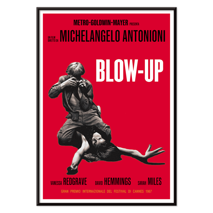 El póster de la película Blow Up presenta imágenes dramáticas en blanco y negro con fondo rojo de Michelangelo Antonioni.