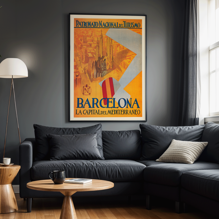 Póster promociona Barcelona con una obra de arte titulada La Capital del Mediterráneo que presenta el paisaje urbano y la bandera ondeando.