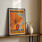 Póster promociona Barcelona con una obra de arte titulada La Capital del Mediterráneo que presenta el paisaje urbano y la bandera ondeando.