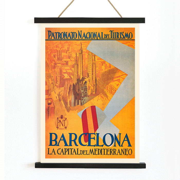 Póster promociona Barcelona con una obra de arte titulada La Capital del Mediterráneo que presenta el paisaje urbano y la bandera ondeando.