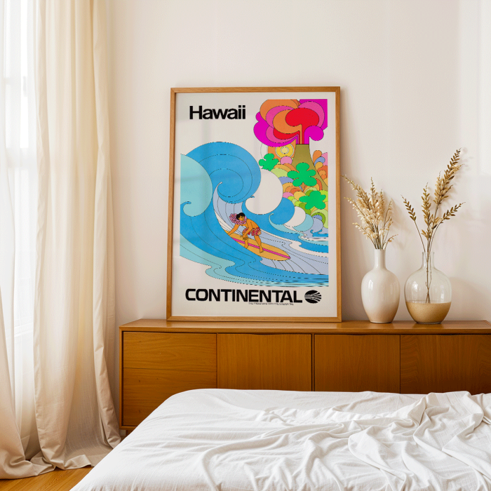 Póster de un surfista montando una ola en colores vibrantes promocionando Hawaii de Continental Airlines titulado Surf by Anonymous.