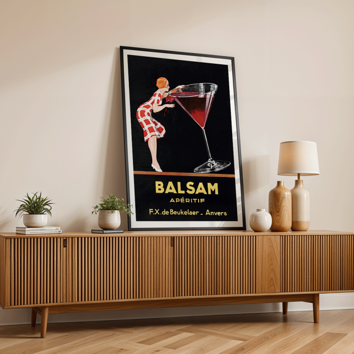 Póster de Balsam Aperitif de Jean d'Ylen que presenta a una mujer bebiendo de un vaso gigante con un contenido rojo vibrante.