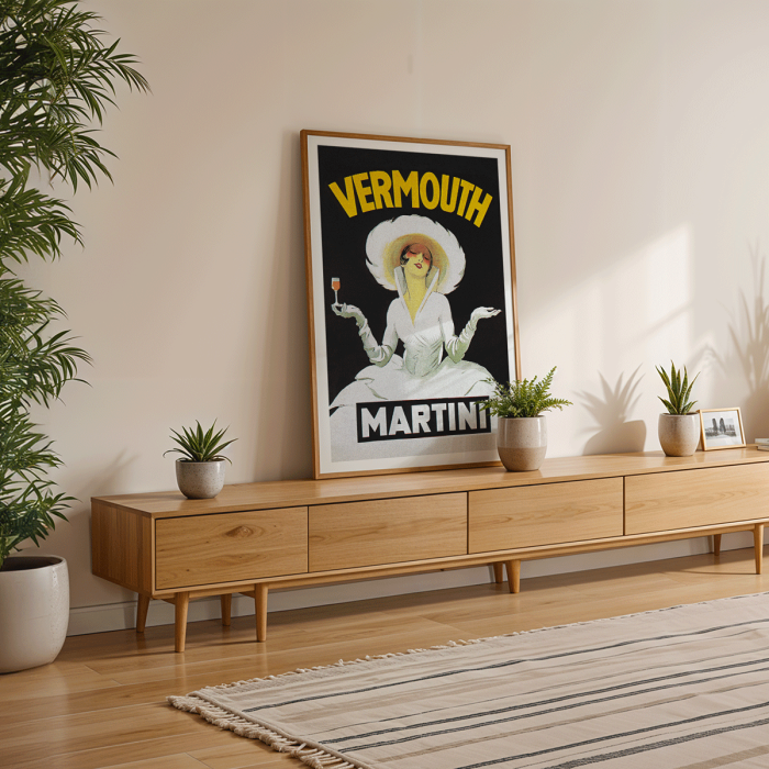 Póster Vermouth Martini de Marcello Dudovich presenta a una elegante mujer vestida de blanco sosteniendo un vaso sobre un fondo negro.