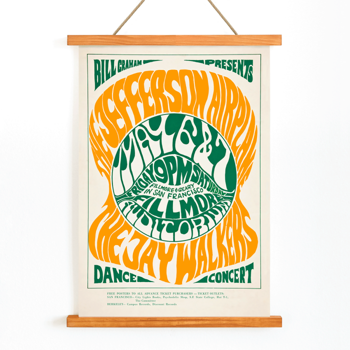 Diseño Póster de Wes Wilson para The Jefferson Airplane Jay Walkers en el Auditorio Fillmore con texto vibrante en naranja y verde.