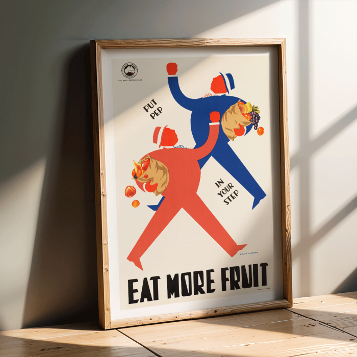 Póster muestra dos figuras estilizadas que llevan cestas de frutas con el texto Ponga energía en su paso Coma más fruta del Departamento de Salud de Wpa