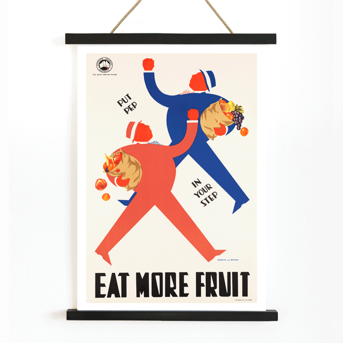 Póster muestra dos figuras estilizadas que llevan cestas de frutas con el texto Ponga energía en su paso Coma más fruta del Departamento de Salud de Wpa