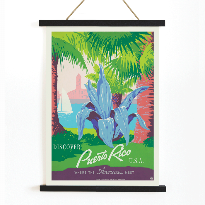 Descubra el póster de Puerto Rico de WPA Art Project con plantas tropicales, un velero y un fuerte histórico en colores vibrantes.