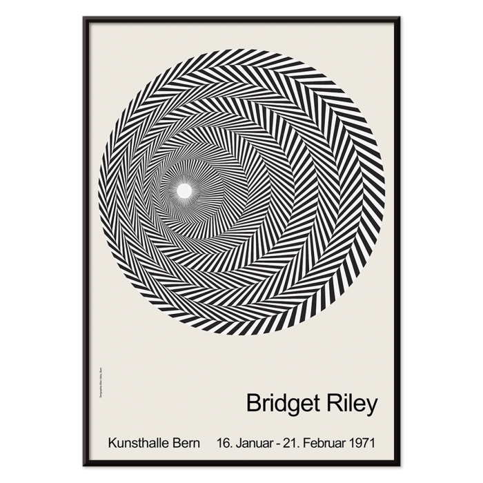 Exposición Riley Blaze Póster de Bridget Riley con un diseño geométrico en espiral en blanco y negro sobre un fondo claro.