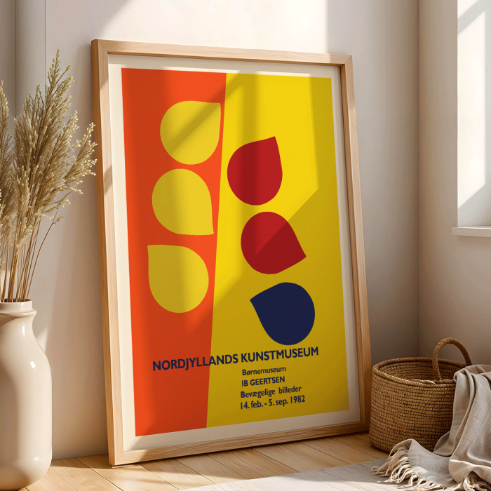 Cartel de la exposición de Ib Geertsen con formas abstractas en amarillo, rojo y azul sobre un fondo naranja y amarillo.