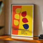 Cartel de la exposición de Ib Geertsen con formas abstractas en amarillo, rojo y azul sobre un fondo naranja y amarillo.