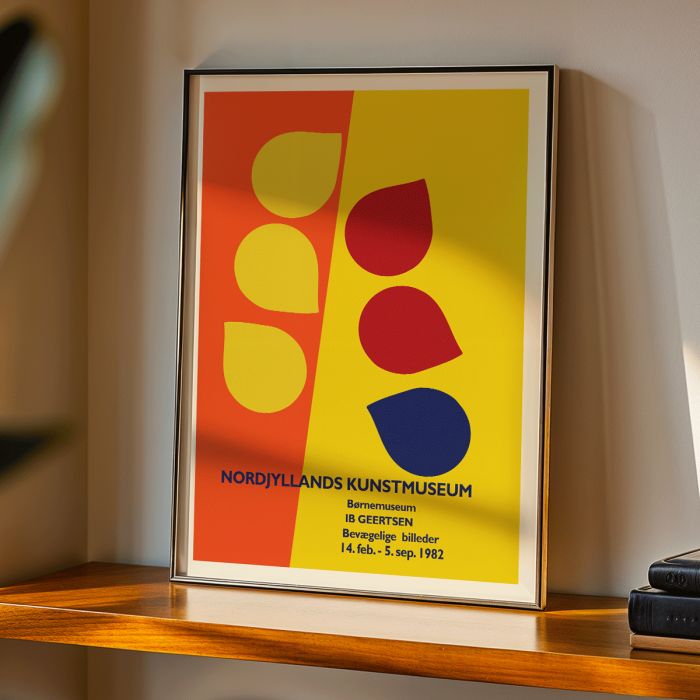 Cartel de la exposición de Ib Geertsen con formas abstractas en amarillo, rojo y azul sobre un fondo naranja y amarillo.