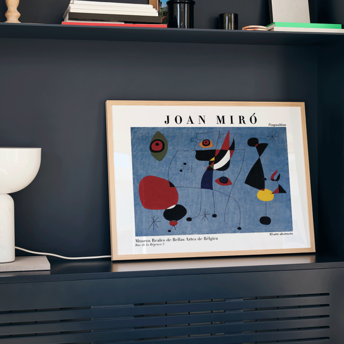 Póster de la obra de arte abstracta Mujer y pájaro en la noche de Joan Miró que presenta formas coloridas sobre un fondo azul