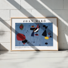 Poster de l'œuvre d'art abstraite Femme et oiseau la nuit de Joan Miro présentant des formes colorées sur un fond bleu