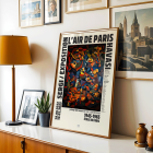 Affiche de l'exposition L'Air de Paris présentant l'œuvre abstraite Le Concert de Hulusi Mercan avec des instruments de musique et des couleurs vives.