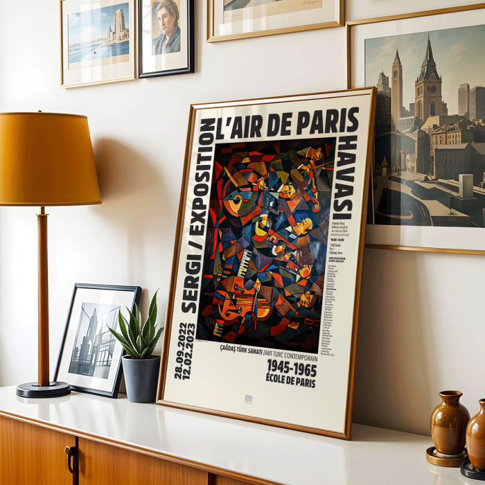 Cartel de la exposición L'Air de Paris que presenta la obra de arte abstracta Le Concert de Hulusi Mercan con instrumentos musicales y colores vibrantes.