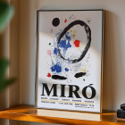 Póster presenta una obra de arte abstracta con colores y formas atrevidos de Joan Miro titulada Twilights Ring.