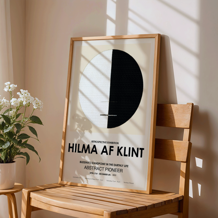 Cartel de exposición con obra de arte abstracta El punto de vista de Buda en la vida terrenal de Hilma Af Klint con un diseño circular.