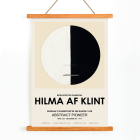 Affiche d'exposition avec l'œuvre abstraite Le point de vue de Bouddha dans la vie terrestre de Hilma Af Klint présentant un motif circulaire.