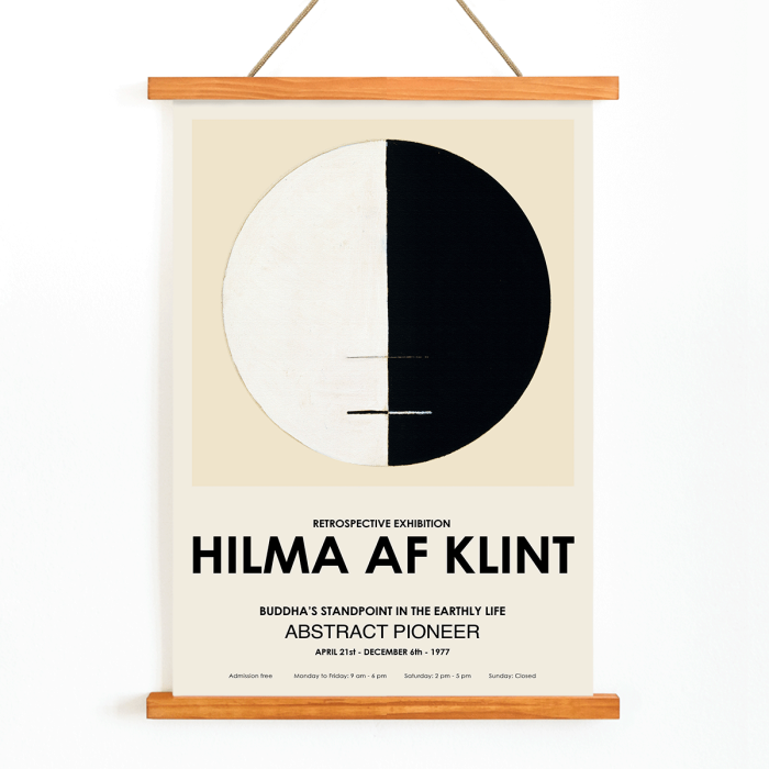 Cartel de exposición con obra de arte abstracta El punto de vista de Buda en la vida terrenal de Hilma Af Klint con un diseño circular.