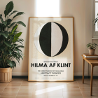 Póster de la obra de arte de Hilma Af Klint El punto de vista actual de los Mahatmas que presenta un diseño circular abstracto en blanco y negro.