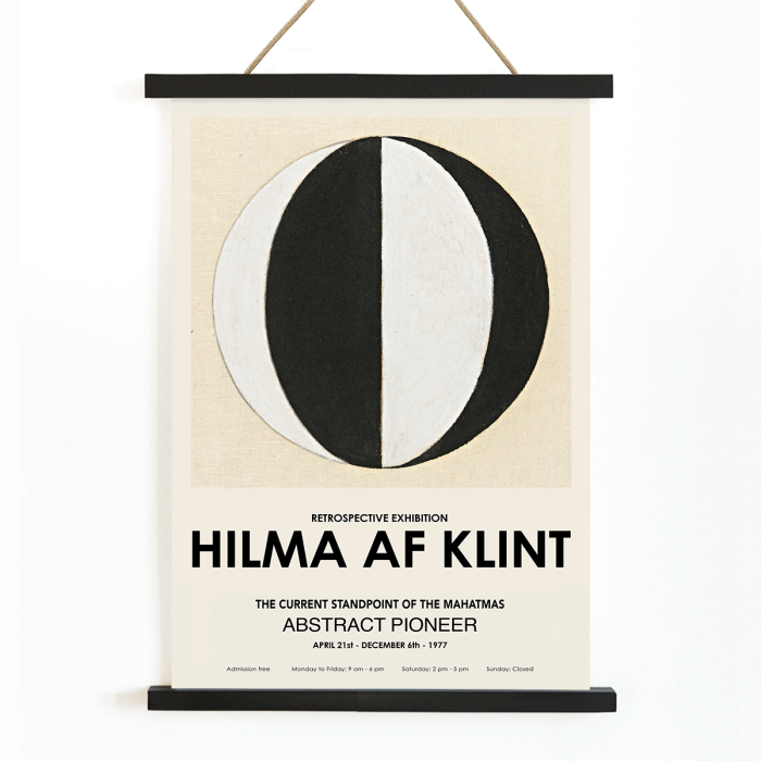 Póster de la obra de arte de Hilma Af Klint El punto de vista actual de los Mahatmas que presenta un diseño circular abstracto en blanco y negro.