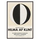 Póster de la obra de arte de Hilma Af Klint El punto de vista actual de los Mahatmas que presenta un diseño circular abstracto en blanco y negro.