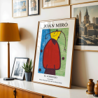 Cartel de la exposición El Comienzo inspirado en Joan Miró que presenta formas abstractas y colores vibrantes en una exhibición enmarcada.