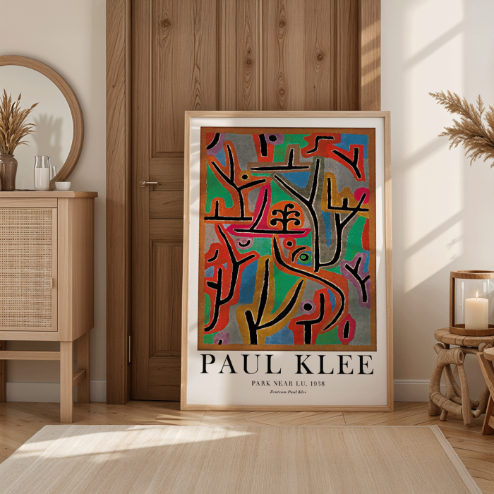 Póster de la obra de arte Park Near Lu de Paul Klee que presenta formas abstractas vibrantes y líneas atrevidas en diversos colores.