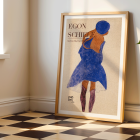 Affiche d'exposition représentant une femme aux cheveux roux dans une robe bleue et un chapeau d'Egon Schiele intitulée Red Hair Blue Hat