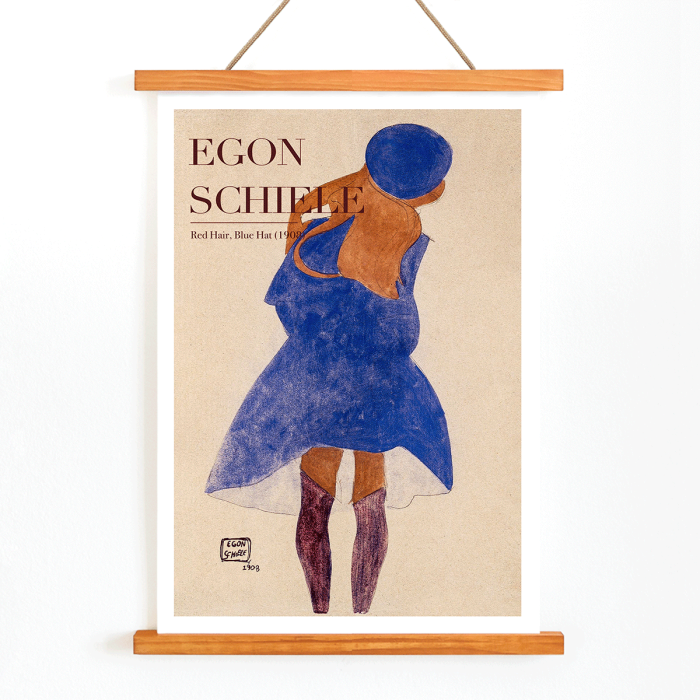 Cartel de la exposición que presenta a una mujer pelirroja con un vestido azul y un sombrero de Egon Schiele titulado Cabello rojo, sombrero azul