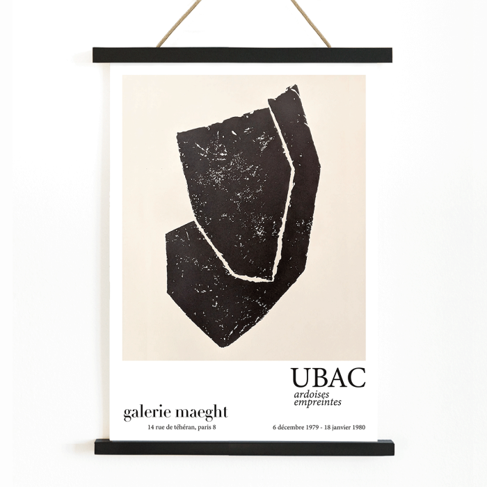 Diseño abstracto negro sobre un cartel de exposición blanco titulado Ardoises Empreintes del artista Raoul Ubac de la Galerie Maeght Paris.