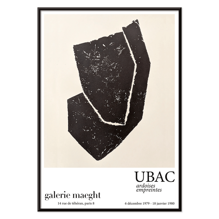 Dessin abstrait noir sur une affiche d'exposition blanche intitulée Ardoises Empreintes de l'artiste Raoul Ubac de la Galerie Maeght Paris.