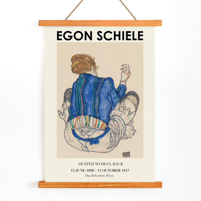 Póster de la obra de arte Mujer sentada de espaldas de Egon Schiele que muestra a una mujer con una prenda colorida sentada de espaldas.