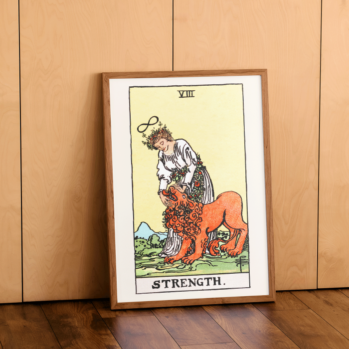 Poster mettant en vedette Tarot Strength de Rider Waite représentant une femme calmant un lion avec un symbole de l'infini au-dessus de sa tête.