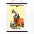 Póster presenta Tarot Strength de Rider Waite que representa a una mujer calmando a un león con un símbolo de infinito sobre su cabeza.