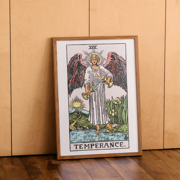 Poster de la carte de Tarot intitulée Tarot - Tempérance de Rider Waite représentant un ange avec des ailes versant du liquide entre deux tasses.