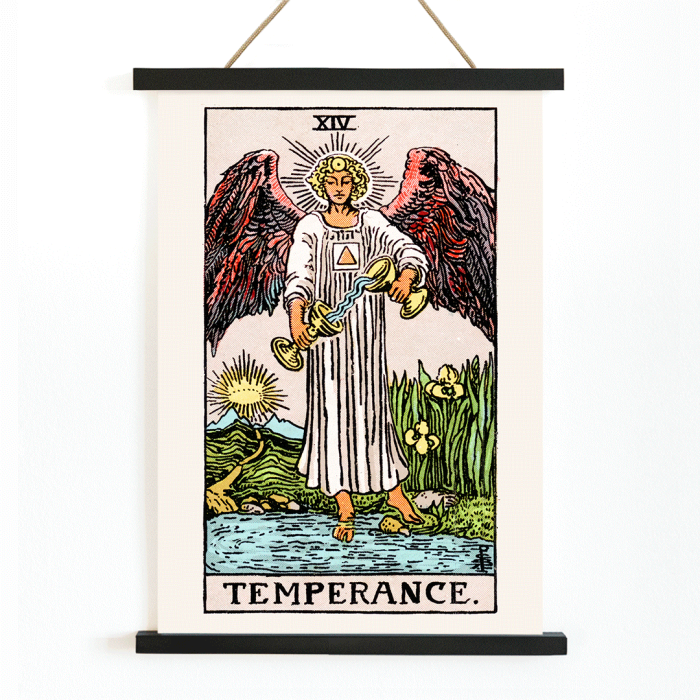 Poster de la carte de Tarot intitulée Tarot - Tempérance de Rider Waite représentant un ange avec des ailes versant du liquide entre deux tasses.